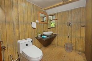 Exclusive Tree House, Garden View | Bathroom | Shower, slippers, towels - Spice Villa Thekkady (Peermade)