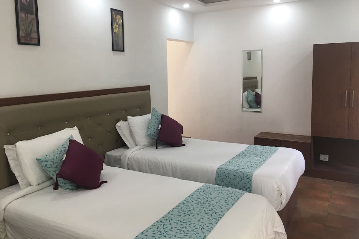 Habitación doble Premium | 5 habitaciones, caja de seguridad en la habitación y escritorio