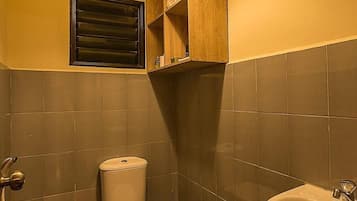 Shower, free toiletries, towels
