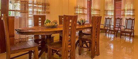 3-Bedroom Apartment | Repas dans la chambre
