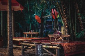 Breakfast, lunch, dinner served; Thai cuisine
