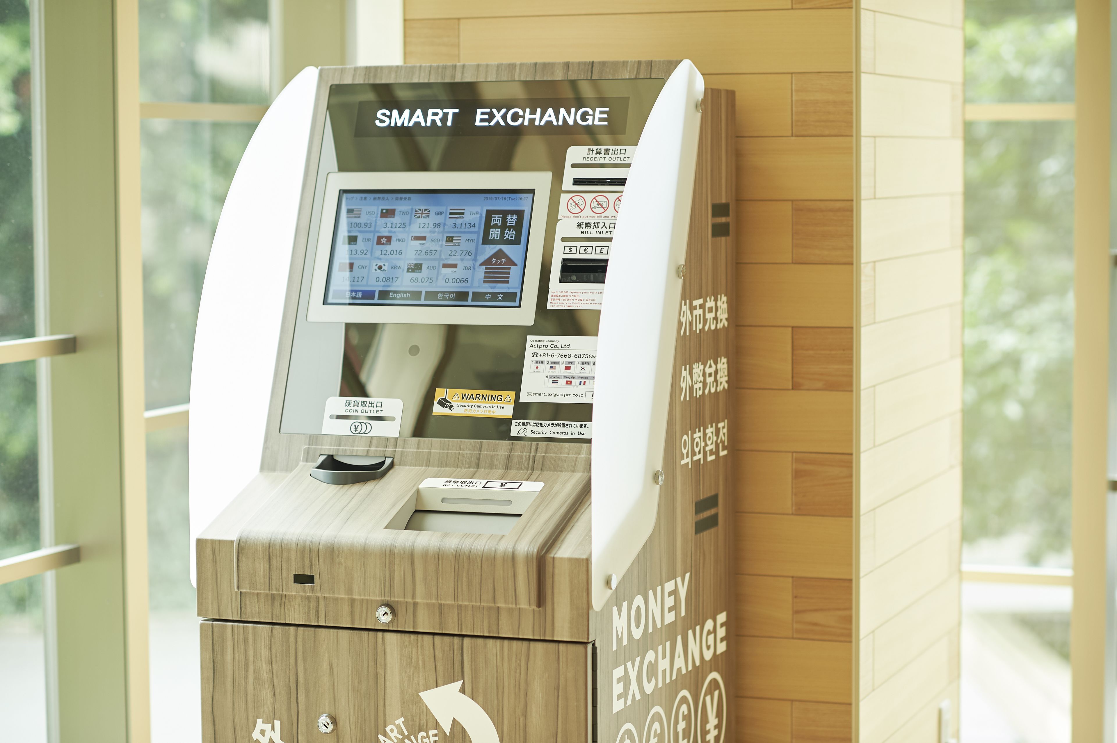 Un dispositivo de TRUE EXCHANGE con pantalla digital, ranura para monedas y lector de tarjetas.