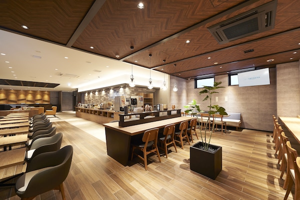 Daily buffet breakfast (JPY 1600 per person)