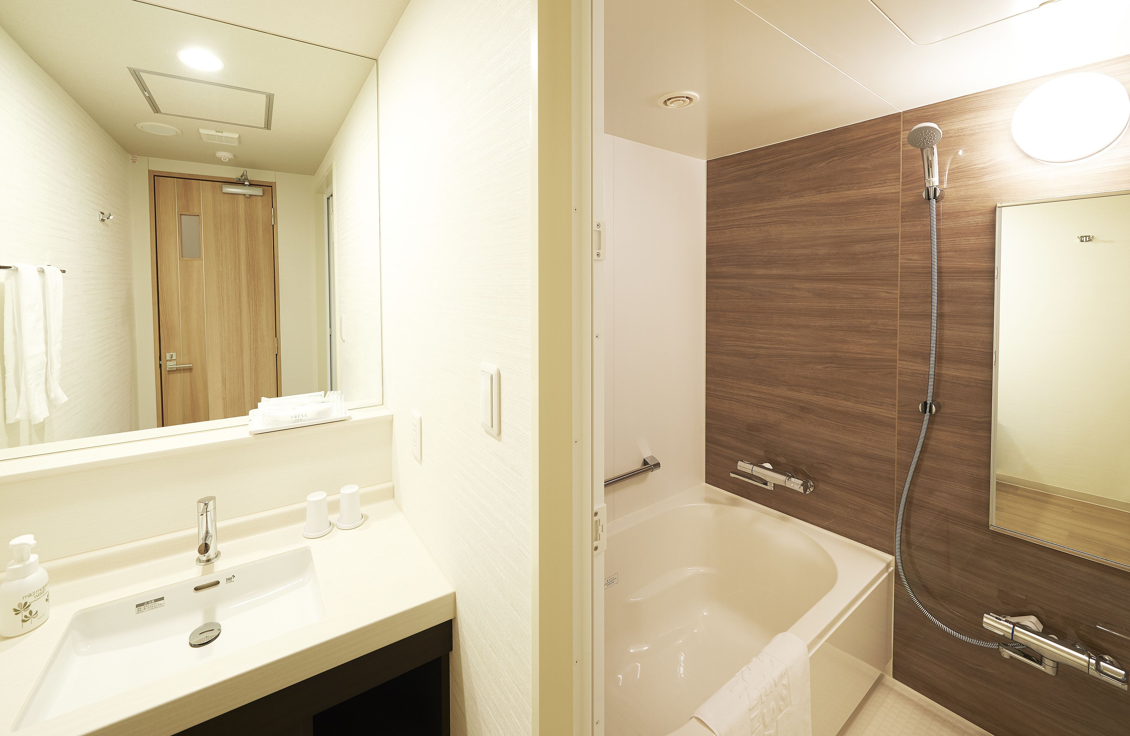 deluxe twin room, non smoking | bathroom amenities | combined shower/bathtub, free toiletries, hair dryer, bathrobes