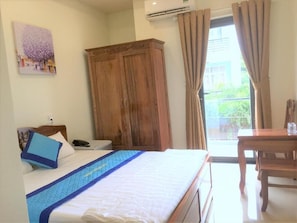 Minibar, in-room safe, desk, blackout drapes - Nhat Tan Hotel (Quy Nhon)