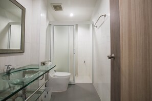 Buồng tắm vòi sen, đồ dùng nhà tắm miễn phí, máy sấy tóc, khăn tắm 
