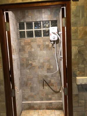 10-Bed Mixed Dormitory Room | 客房内保险箱、免费 WiFi、床单