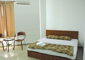 高级房, 1 张特大床 | 办公桌、熨斗/熨板、免费 WiFi