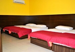 A hotel room with two beds, each with a red blanket and white pillows. - Rumah Tumpangan Abby (Chemor)