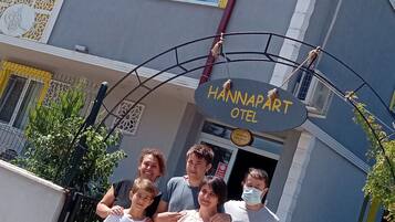 Een groep mensen staat voor Hotel Hannapart.