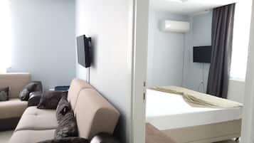 Family Suite | Desk, laptop workspace, blackout drapes, soundproofing