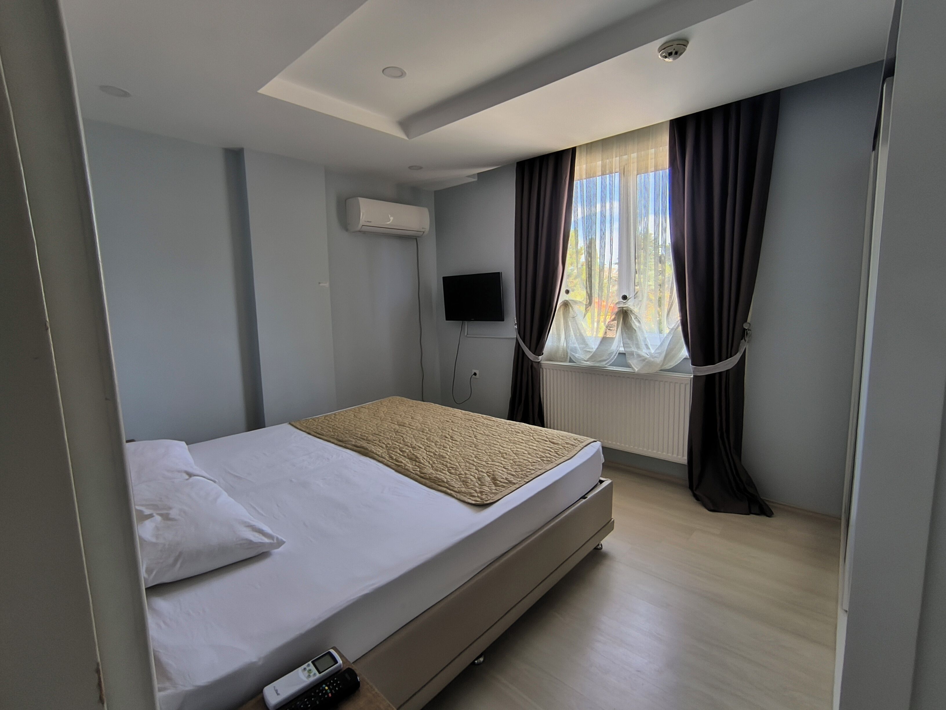 Family Suite | Desk, laptop workspace, blackout drapes, soundproofing