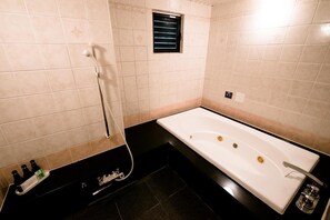 Bañera y ducha independientes y artículos de higiene personal gratuitos