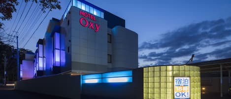 Façade de lâhĂ©bergement â soirĂ©e/nuit