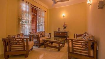 4 Bedrooms Villa | Phòng khách | TV LCD