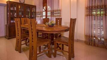4 Bedrooms Villa | Khu vực ăn uống tại phòng