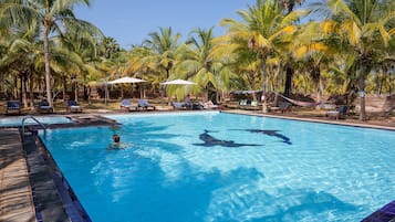 Piscine extérieure, cabanons gratuits, parasols de plage