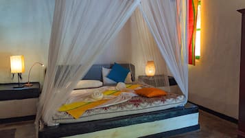 Escritorio y ropa de cama