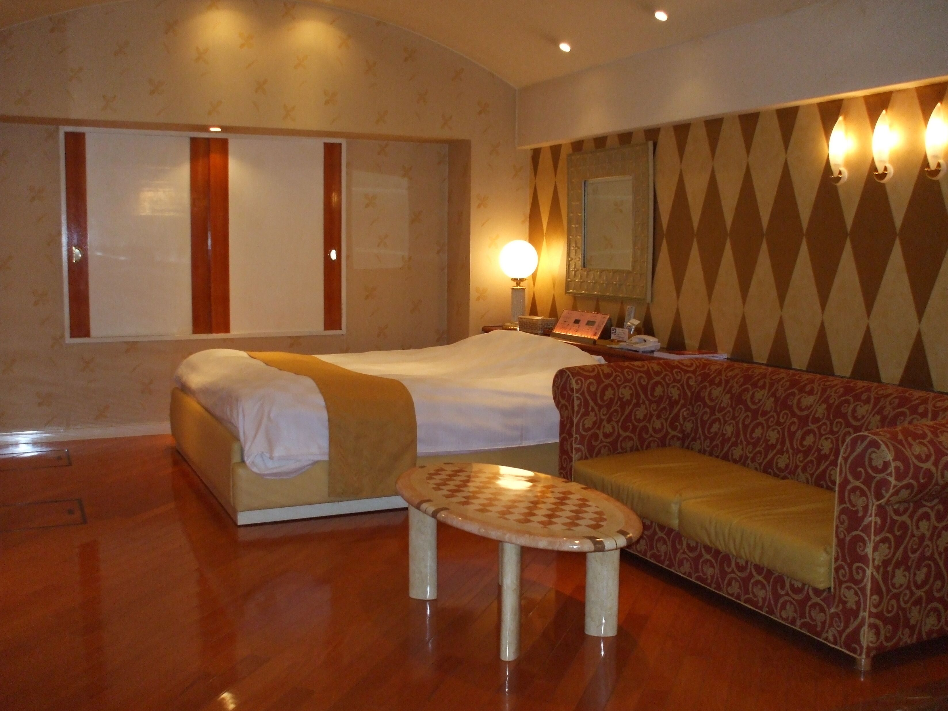 双人房 | 迷你吧、办公桌、免费 WiFi