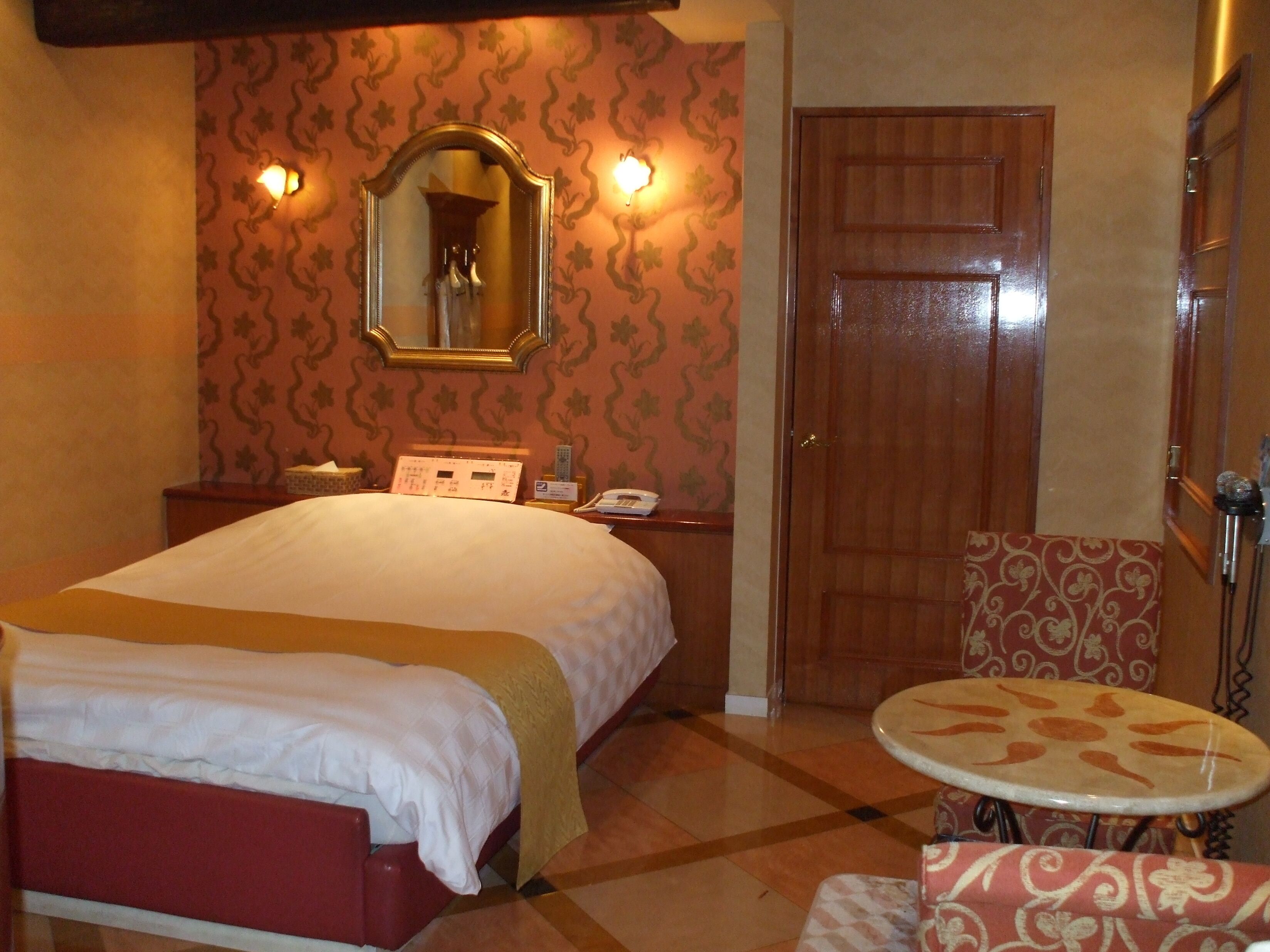 经济双人房 | 迷你吧、办公桌、免费 WiFi