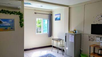 Family Suite, 1 Bedroom, Smoking, City View | In-room dining