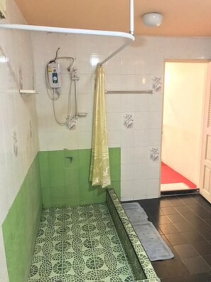 Suite familiar, 1 habitación, para fumadores, vista a la ciudad | Regadera en el baño