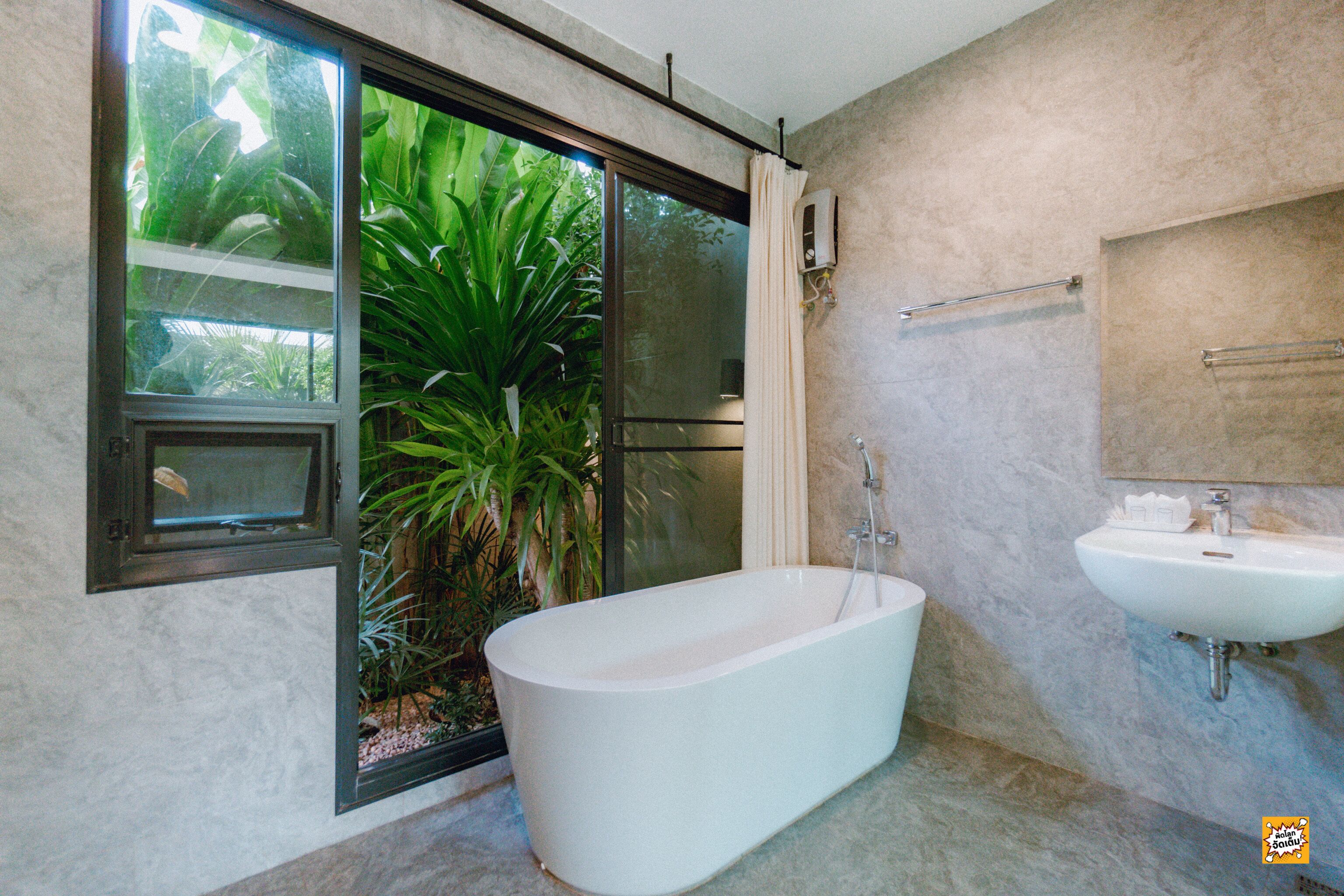 twin room with garden view | bathroom | separate bathtub and shower, deep-soaking bathtub, free toiletries