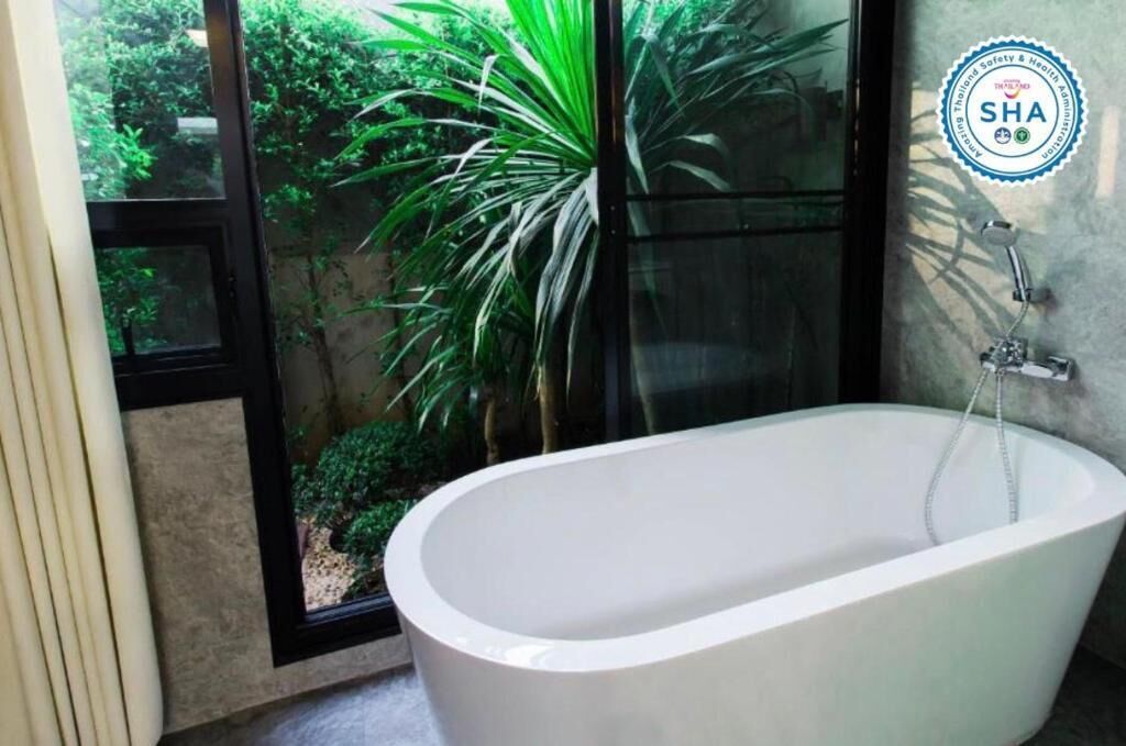 separate bathtub and shower, deep-soaking bathtub, free toiletries