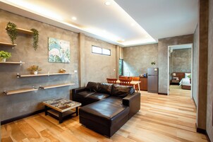Habitación Deluxe | Zona de estar | Televisión LCD de 32 pulgadas con canales por cable