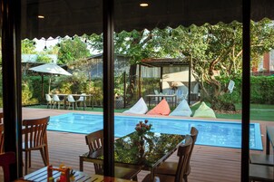 Una piscina al aire libre