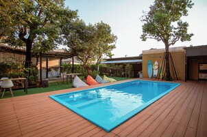 Una piscina al aire libre