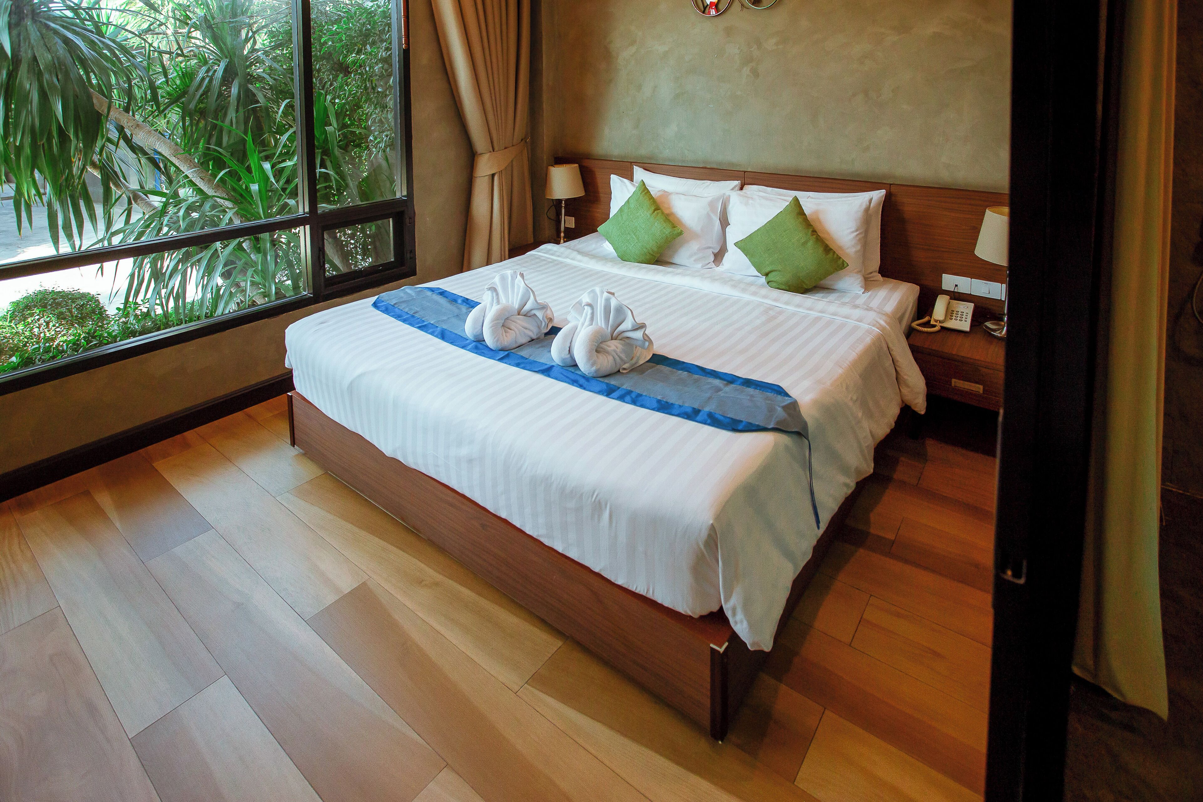 Minibar, blackout curtains, soundproofing, free WiFi