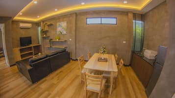 Deluxe Room with Garden View | 房內用餐區