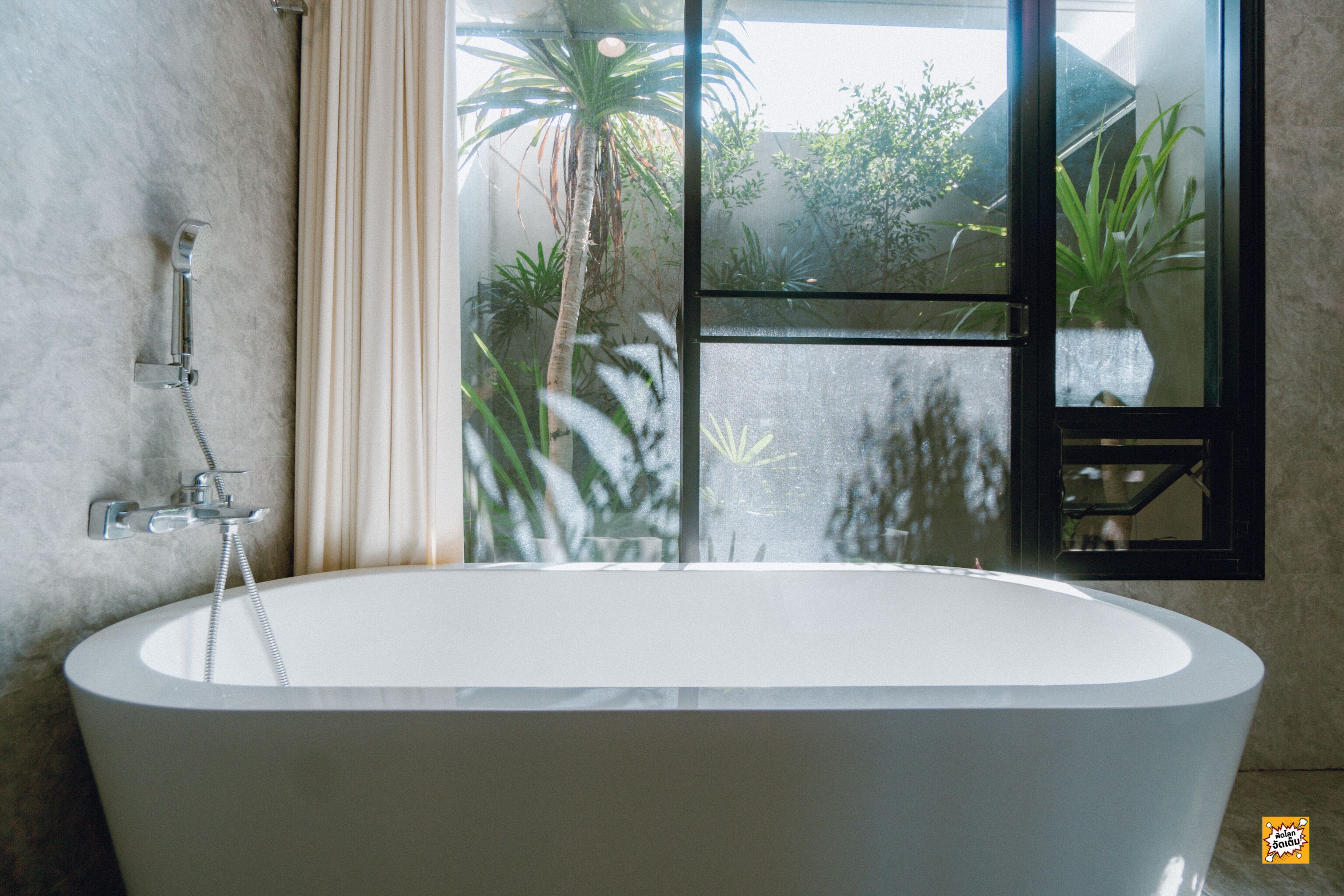 獨立浴缸和淋浴設備、全浸式浴缸、免費盥洗用品、吹風機