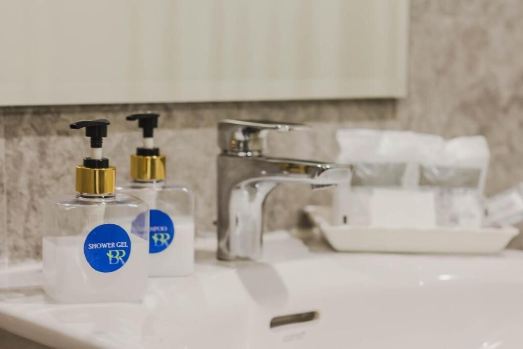 separate bathtub and shower, deep-soaking bathtub, free toiletries