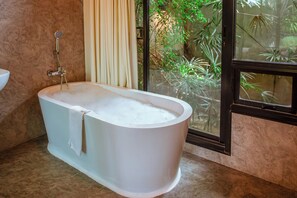 Quarto luxo | Banheiro | Banheira e chuveiro separados, banheira de imersão