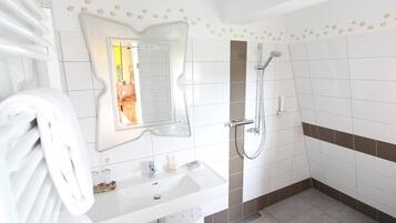 Shower, free toiletries, bathrobes, towels