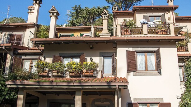 A multi-story house with a balcony, a front porch, and a garden area. - Casale dell'Insugherata B&B Roma (Rome)