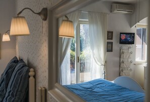 Suite, 1 Queen Bed with Sofa bed, Non Smoking, Jetted Tub | In-room safe, desk, free WiFi, bed sheets - Casale dell'Insugherata B&B Roma (Rome)