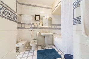 Suite, 1 Queen-Bett und Schlafsofa, Nichtraucher, Whirlpool | Badezimmer | Whirlpool, Hydromassagedusche, Haartrockner, Bademäntel