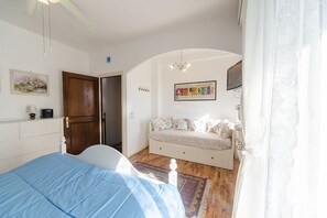 Suite, 1 letto queen con divano letto, non fumatori, idromassaggio | Una cassaforte in camera, una scrivania, Wi-Fi gratuito, lenzuola