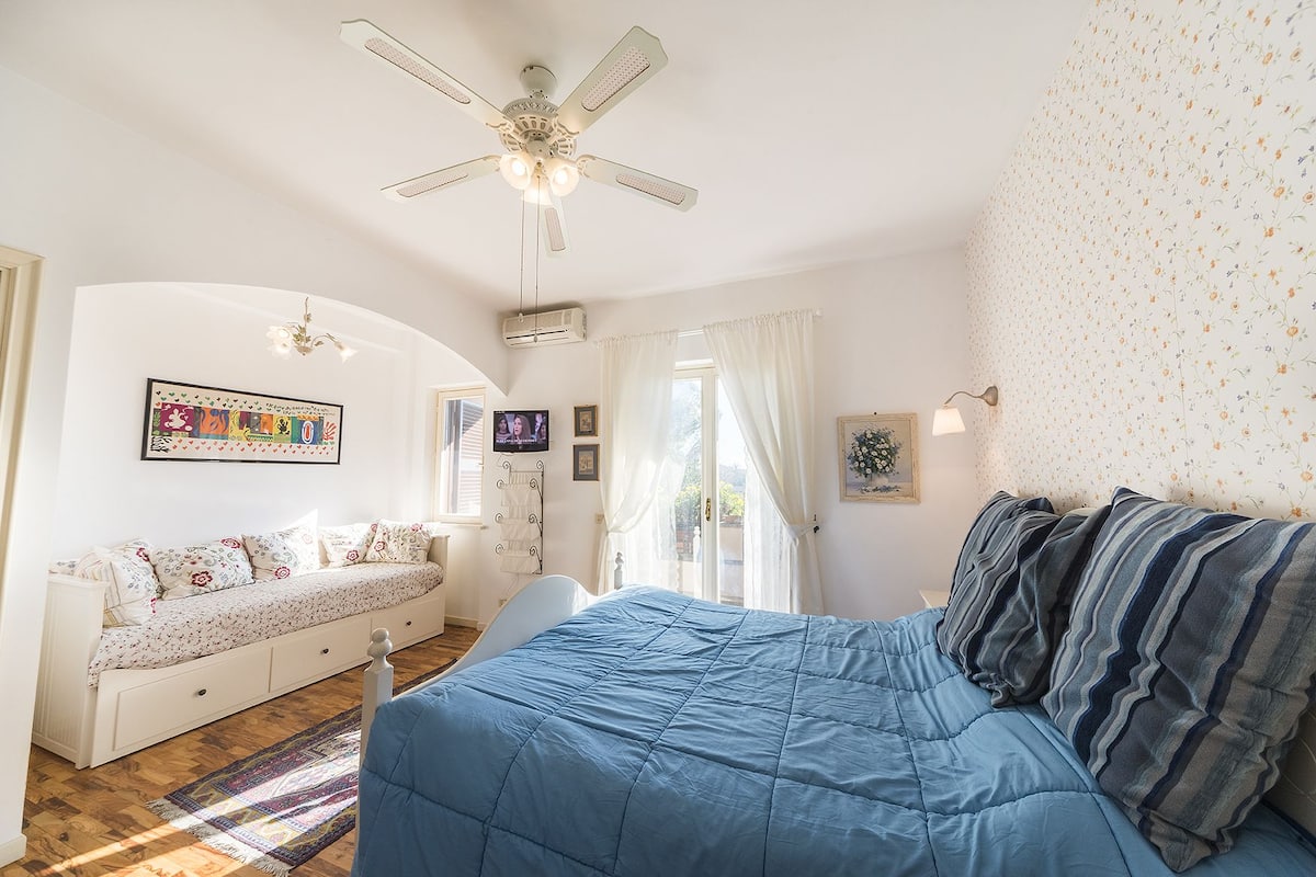 Suite, 1 Queen Bed with Sofa bed, Non Smoking, Jetted Tub | In-room safe, desk, free WiFi, bed sheets