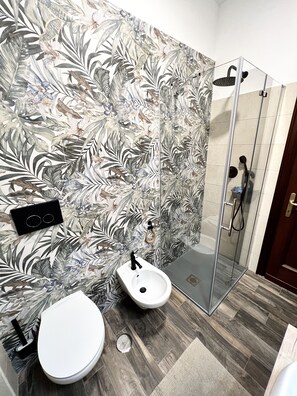 Suite Junior, Bebas Asap Rokok | Kamar mandi | Bathtub dengan aliran air, shower pijat air,  dan pengering rambut