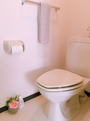 Separate bathtub and shower, deep-soaking bathtub, free toiletries - Jpride Uemachidai Condo (Osaka)