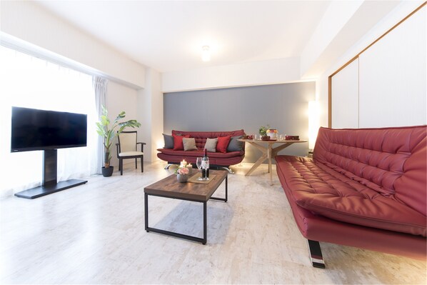 Superior Apartment, 3 Bedrooms, Non Smoking, City View ( 303  ) | Living room | Flat-screen TV