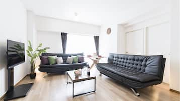 Basic Apartment, 3 Bedrooms, Non Smoking, City View ( 202  ) | Living room | Flat-screen TV