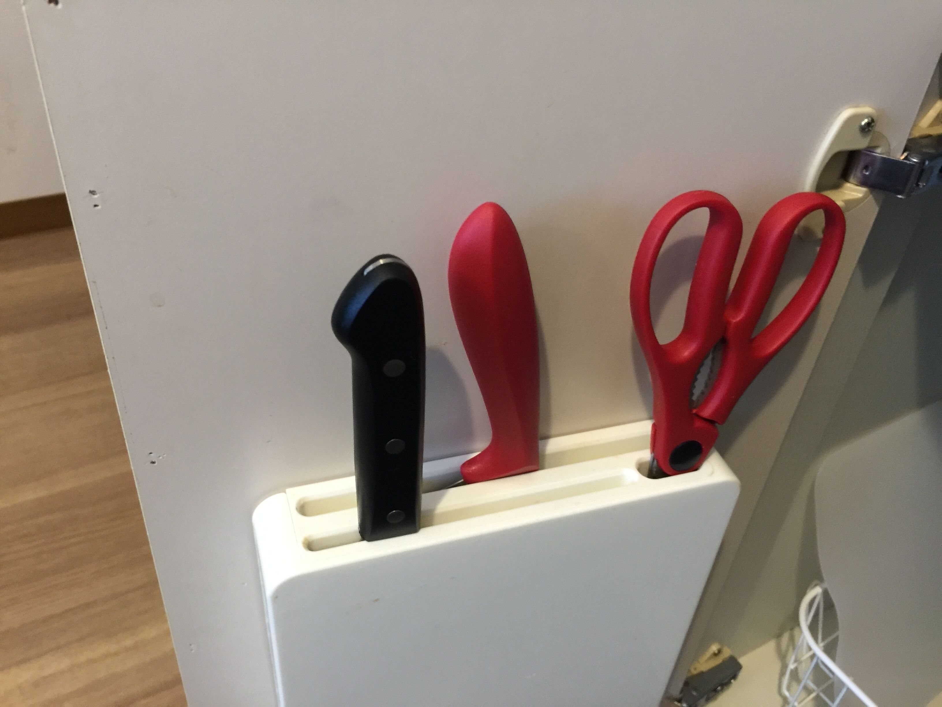 Un couteau et une paire de ciseaux dans un étui.