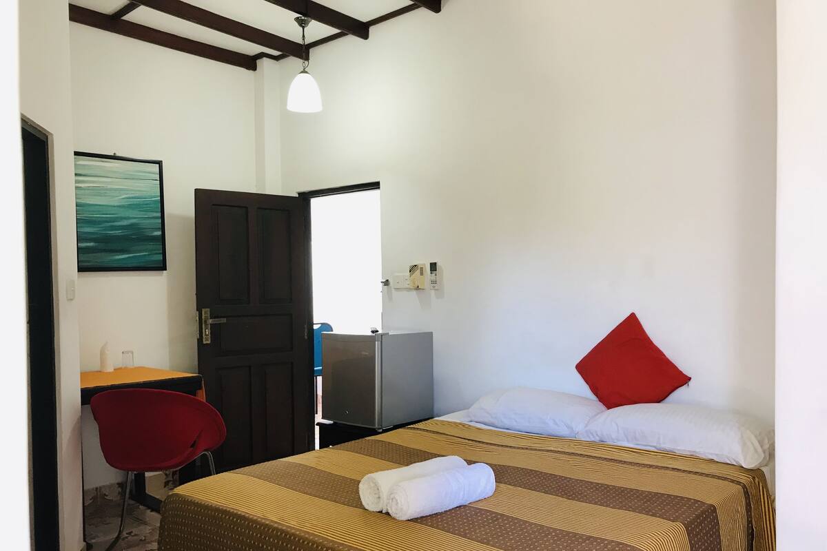 Habitación Deluxe | Ropa de cama de alta calidad y edredones de plumas