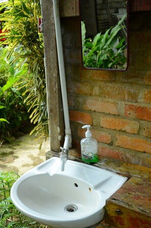 Double Room, River View | Bathroom sink - Sumbiling Eco Village (Batang Duri)
