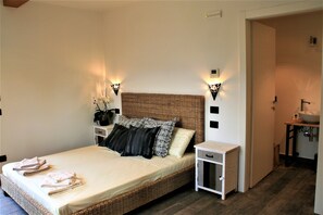 Premium bedding, memory-foam beds, minibar, blackout curtains - Agriturismo Podere Nigriano (Salò)